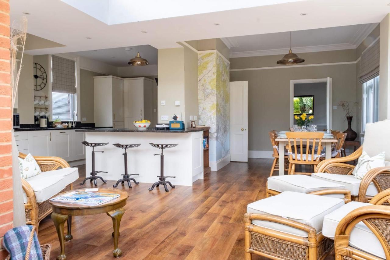 Surrey Lodge Brockenhurst Bagian luar foto
