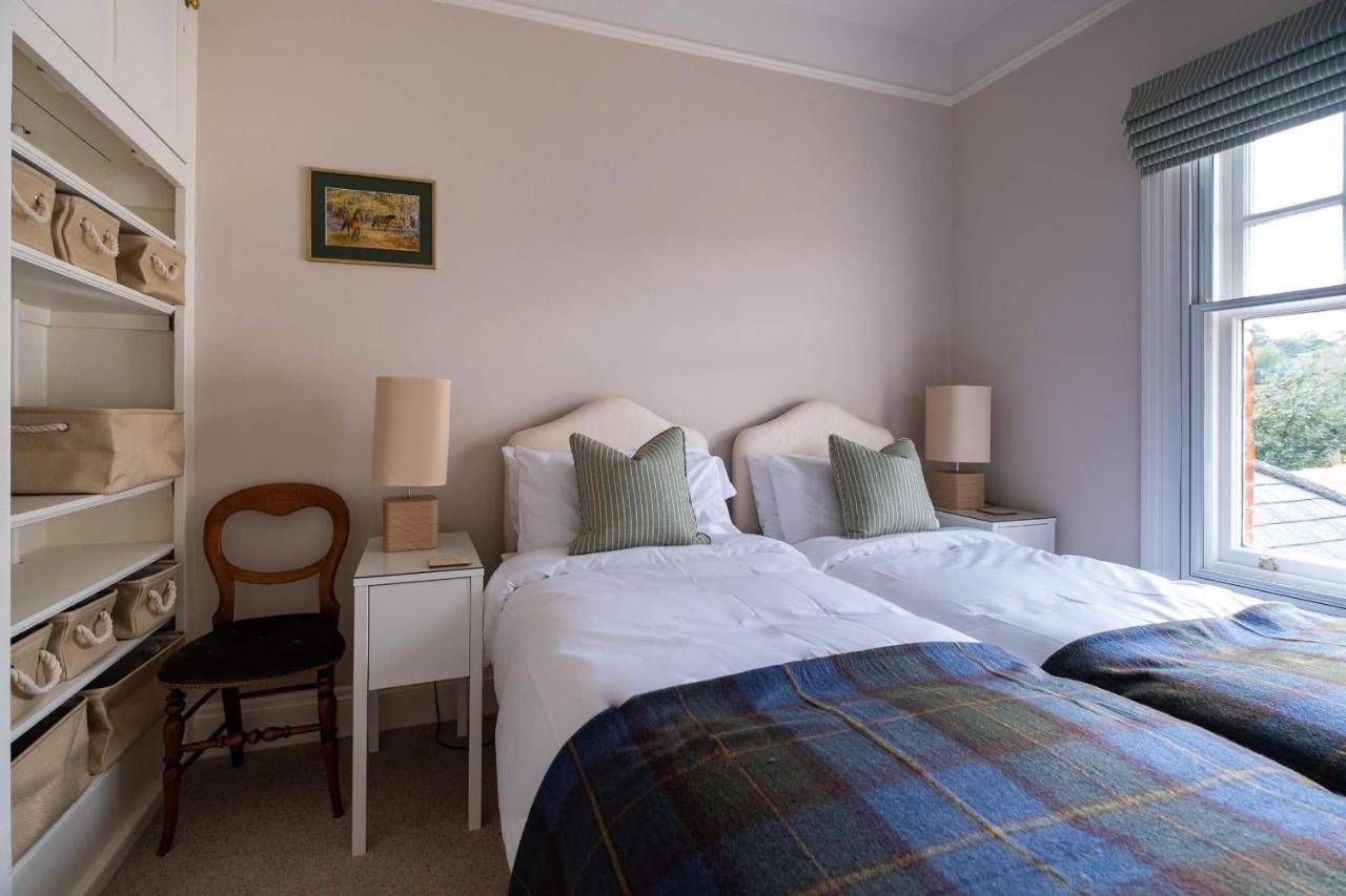 Surrey Lodge Brockenhurst Bagian luar foto